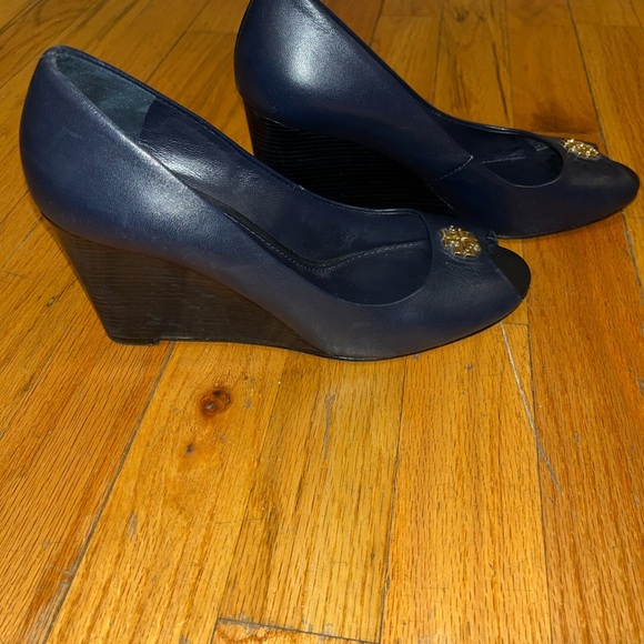 Tory Burch navy blue peep toe pumps with gold front logo size 7 1/2 M - Picture 2 of 4